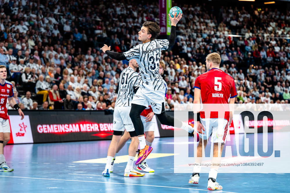 Handball Opel HBL, THW Kiel - Handball Club Hamburg v.l. Domen Makuc (Kiel, 35) beim Wurf, in action, throwing Kiel