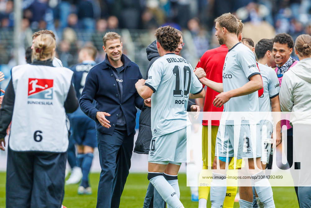 Trainer Oliver Kirch (DSC Arminia Bielefeld) Schlussjubel, jubelt nach dem 0:1 Sieg waehrend des Spiels der 2. Bundesliga zwischen VfL Bochum und Arminia Bielefeld, Ruhrstadion am 11. October 2026 in Bochum, Deutschland. (Foto von Mario Hommes DeFodi Images) +++ Trainer Oliver Kirch (DSC Arminia Bielefeld) celebrate after winning during the 2nd Bundesliga match between VfL Bochum and Arminia Bielefeld at Vonovia Ruhrstadion on October 11, 2026 in Bochum, Germany. (Photo by Mario Hommes DeFodi Images) DFB DFL REGULATIONS PROHIBIT ANY USE OF PHOTOGRAPHS AS IMAGE SEQUENCES AND OR QUASI-VIDEO. (Photo by Mario Hommes DeFodi Images) -