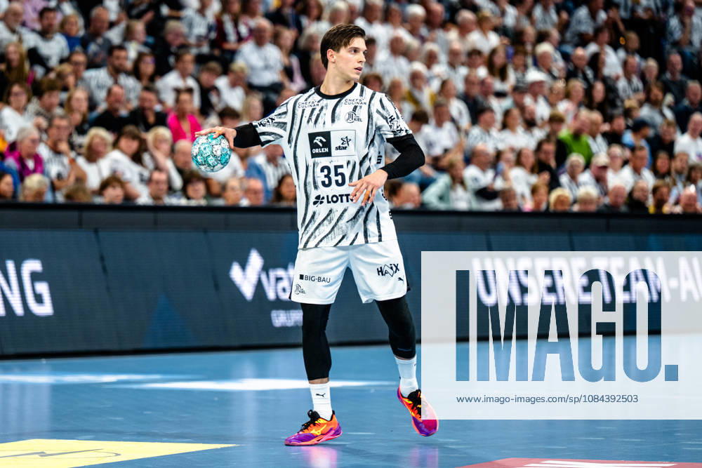 Handball Opel HBL, THW Kiel - Handball Club Hamburg v.l. Domen Makuc (Kiel, 35) am Ball, plays the ball, Freisteller, Einzelbild, Ganzkoerper Kiel