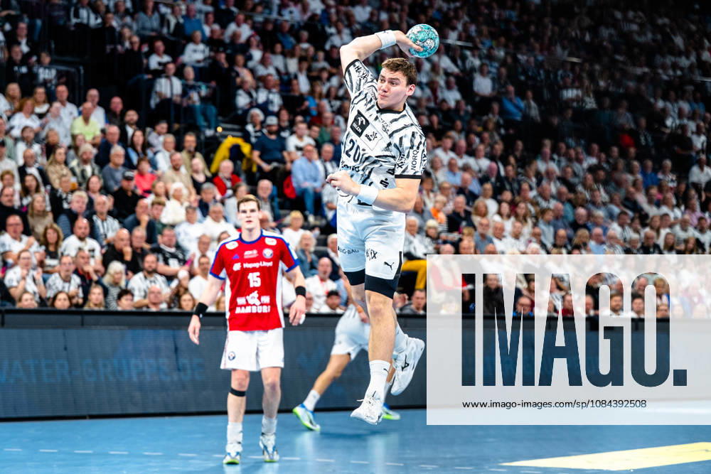 Handball Opel HBL, THW Kiel - Handball Club Hamburg v.l. Lukas Laube (Kiel, 20) beim Wurf, in action, throwing Kiel