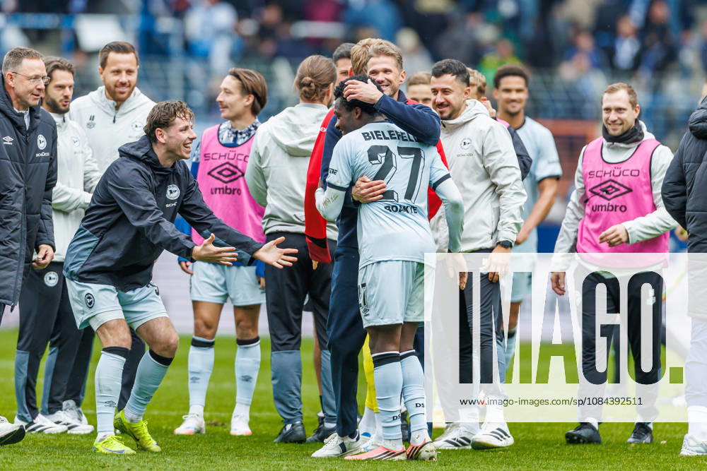 Trainer Oliver Kirch (DSC Arminia Bielefeld) und Benjamin Boakye (DSC Arminia Bielefeld) Schlussjubel, jubelt nach dem 0:1 Sieg waehrend des Spiels der 2. Bundesliga zwischen VfL Bochum und Arminia Bielefeld, Ruhrstadion am 11. October 2026 in Bochum, Deutschland. (Foto von Mario Hommes DeFodi Images) +++ Trainer Oliver Kirch (DSC Arminia Bielefeld) und Benjamin Boakye (DSC Arminia Bielefeld) celebrate after winning during the 2nd Bundesliga match between VfL Bochum and Arminia Bielefeld at Vonovia Ruhrstadion on October 11, 2026 in Bochum, Germany. (Photo by Mario Hommes DeFodi Images) DFB DFL REGULATIONS PROHIBIT ANY USE OF PHOTOGRAPHS AS IMAGE SEQUENCES AND OR QUASI-VIDEO. (Photo by Mario Hommes DeFodi Images) -