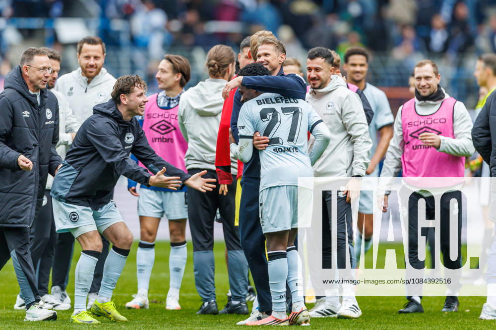Trainer Oliver Kirch (DSC Arminia Bielefeld) und Benjamin Boakye (DSC Arminia Bielefeld) Schlussjubel, jubelt nach dem 0:1 Sieg waehrend des Spiels der 2. Bundesliga zwischen VfL Bochum und Arminia Bielefeld, Ruhrstadion am 11. October 2026 in Bochum, Deutschland. (Foto von Mario Hommes DeFodi Images) +++ Trainer Oliver Kirch (DSC Arminia Bielefeld) und Benjamin Boakye (DSC Arminia Bielefeld) celebrate after winning during the 2nd Bundesliga match between VfL Bochum and Arminia Bielefeld at Vonovia Ruhrstadion on October 11, 2026 in Bochum, Germany. (Photo by Mario Hommes DeFodi Images) DFB DFL REGULATIONS PROHIBIT ANY USE OF PHOTOGRAPHS AS IMAGE SEQUENCES AND OR QUASI-VIDEO. (Photo by Mario Hommes DeFodi Images) -
