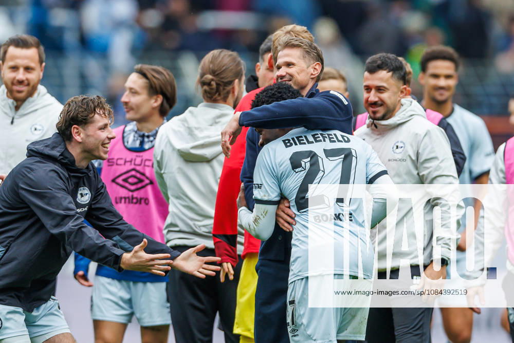 Trainer Oliver Kirch (DSC Arminia Bielefeld) und Benjamin Boakye (DSC Arminia Bielefeld) Schlussjubel, jubelt nach dem 0:1 Sieg waehrend des Spiels der 2. Bundesliga zwischen VfL Bochum und Arminia Bielefeld, Ruhrstadion am 11. October 2026 in Bochum, Deutschland. (Foto von Mario Hommes DeFodi Images) +++ Trainer Oliver Kirch (DSC Arminia Bielefeld) und Benjamin Boakye (DSC Arminia Bielefeld) celebrate after winning during the 2nd Bundesliga match between VfL Bochum and Arminia Bielefeld at Vonovia Ruhrstadion on October 11, 2026 in Bochum, Germany. (Photo by Mario Hommes DeFodi Images) DFB DFL REGULATIONS PROHIBIT ANY USE OF PHOTOGRAPHS AS IMAGE SEQUENCES AND OR QUASI-VIDEO. (Photo by Mario Hommes DeFodi Images) -
