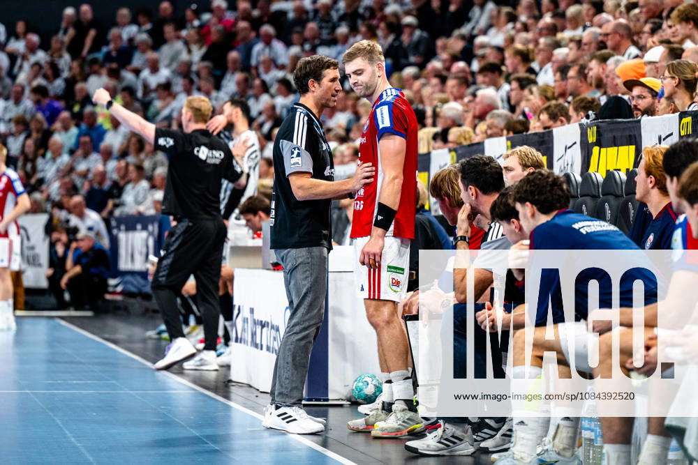 Handball Opel HBL, THW Kiel - Handball Club Hamburg v.l. Torsten Jansen (Handball Club Hamburg, Trainer), Oliver Norlyk (Handball Club Hamburg, 5) im Gespräch, in conversation Kiel
