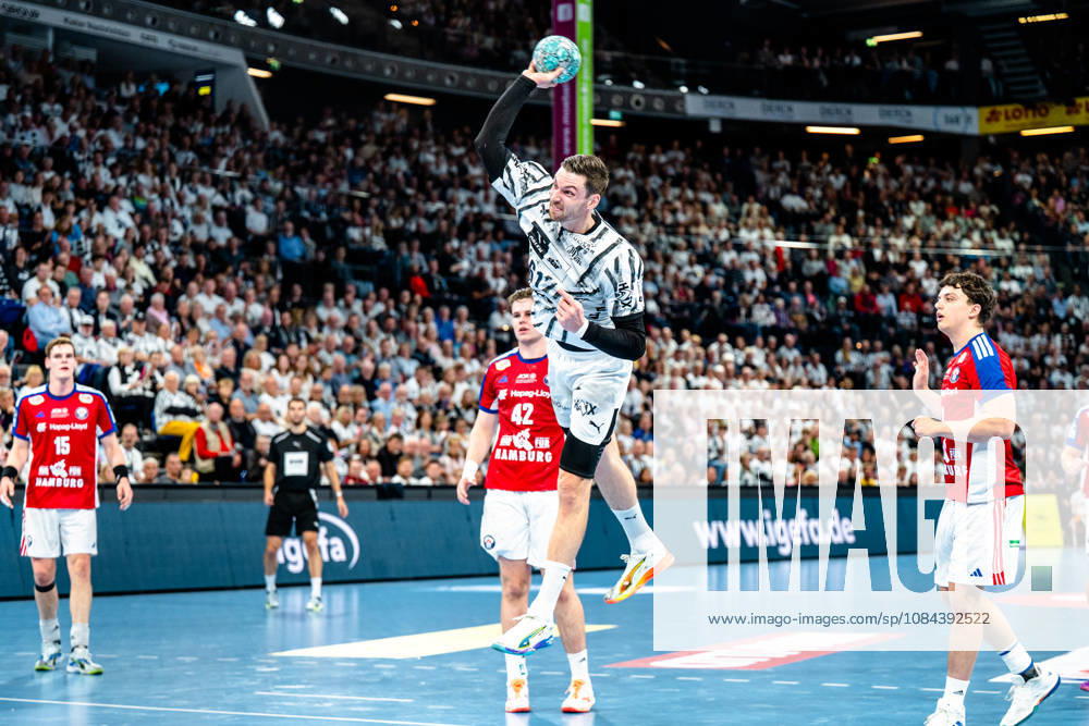 Handball Opel HBL, THW Kiel - Handball Club Hamburg v.l. Hendrik Pekeler (Kiel, 61), beim Wurf, in action, throwing Kiel