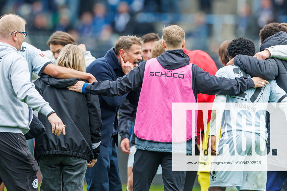 Trainer Oliver Kirch (DSC Arminia Bielefeld) schaut waehrend des Spiels der 2. Bundesliga zwischen VfL Bochum und Arminia Bielefeld, Ruhrstadion am 11. October 2026 in Bochum, Deutschland. (Foto von Mario Hommes DeFodi Images) +++ Trainer Oliver Kirch (DSC Arminia Bielefeld) looks on during the 2nd Bundesliga match between VfL Bochum and Arminia Bielefeld at Vonovia Ruhrstadion on October 11, 2026 in Bochum, Germany. (Photo by Mario Hommes DeFodi Images) DFB DFL REGULATIONS PROHIBIT ANY USE OF PHOTOGRAPHS AS IMAGE SEQUENCES AND OR QUASI-VIDEO. (Photo by Mario Hommes DeFodi Images) -