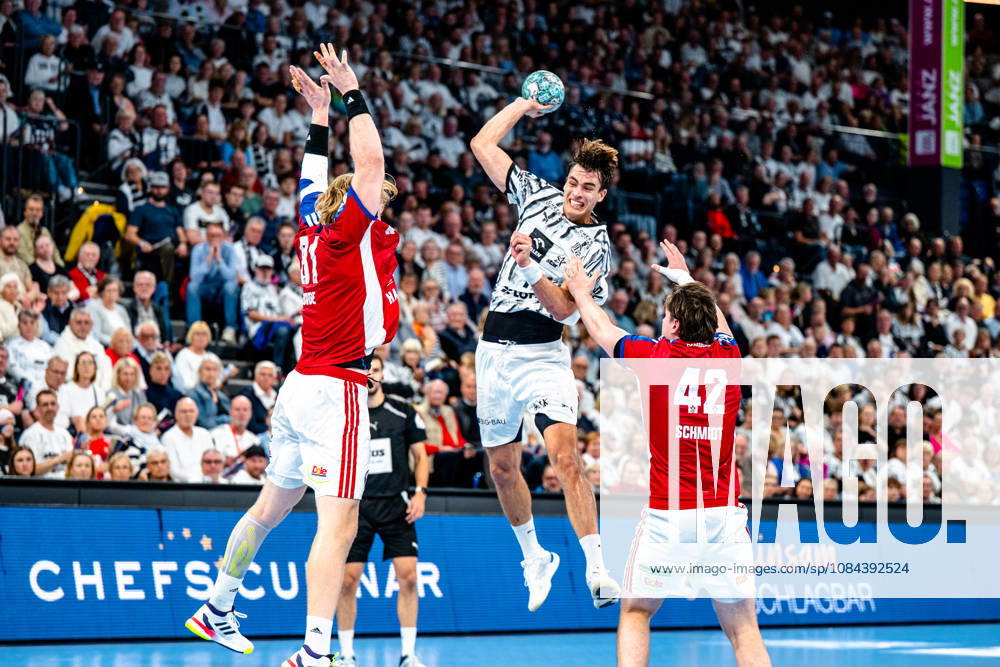 Handball Opel HBL, THW Kiel - Handball Club Hamburg v.l. Martin Hovde (Handball Club Hamburg, 81), Julian Köster (Kiel, 7) beim Wurf, in action, throwing, Jan Christian Schmidt (Handball Club Hamburg, 42) Kiel