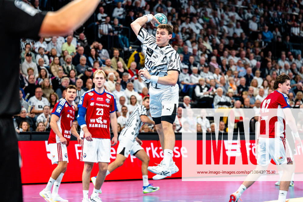 Handball Opel HBL, THW Kiel - Handball Club Hamburg v.l. Lukas Laube (Kiel, 20) beim Wurf, in action, throwing Kiel