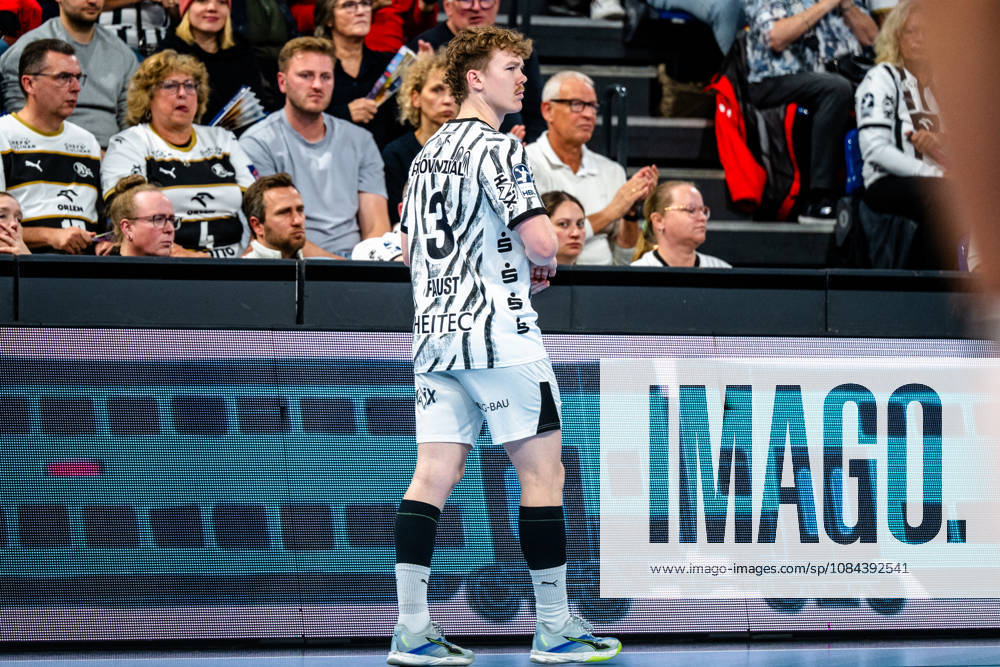 Handball Opel HBL, THW Kiel - Handball Club Hamburg v.l. Jarnes Faust (Kiel, 3) Freisteller, Einzelbild, Ganzkoerper Kiel