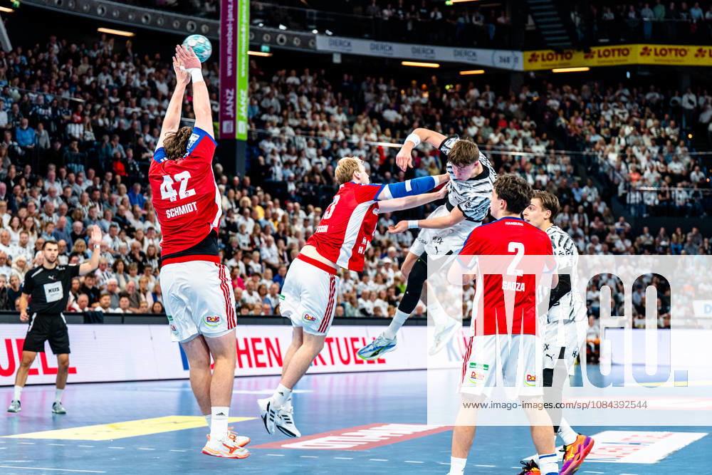 Handball Opel HBL, THW Kiel - Handball Club Hamburg v.l. Jan Christian Schmidt (Handball Club Hamburg, 42), Einar Olafsson (Handball Club Hamburg, 23), Rasmus Ankermann (Kiel, 22) beim Wurf, in action, throwing, Toma Gadza (Handball Club Hamburg, 2), Domen Makuc (Kiel, 35) Kiel
