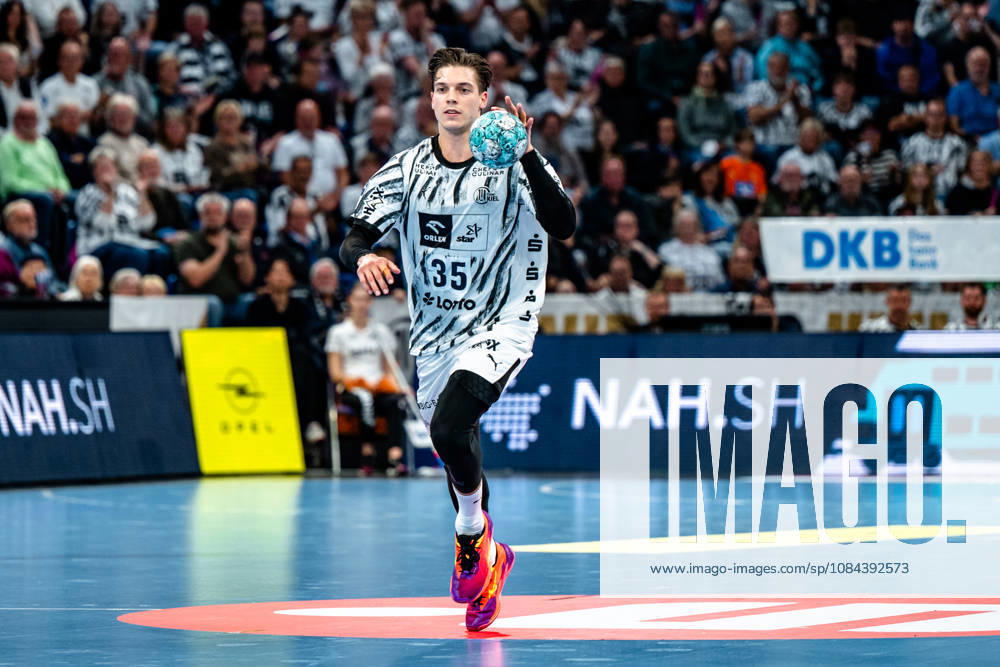 Handball Opel HBL, THW Kiel - Handball Club Hamburg v.l. Domen Makuc (Kiel, 35) am Ball, plays the ball Zweikampf, Duell, Kampf, tackle Kiel