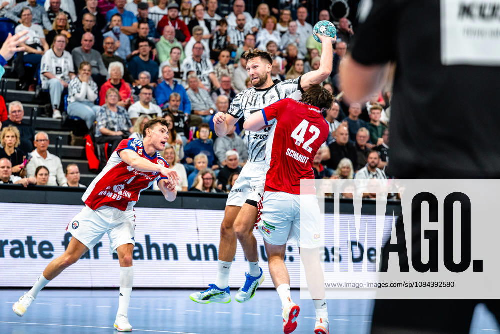 Handball Opel HBL, THW Kiel - Handball Club Hamburg v.l. Nicolaj Jorgensen (Handball Club Hamburg, 11), Harald Reinkind (Kiel, 6) beim Wurf, in action, throwing, Jan Christian Schmidt (Handball Club Hamburg, 42), Zweikampf, Duell, Kampf, tackle Kiel