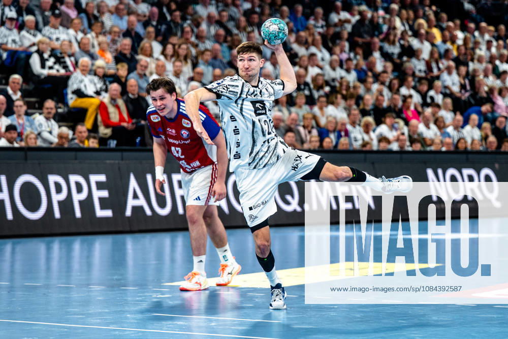Handball Opel HBL, THW Kiel - Handball Club Hamburg v.l. Lukas Zerbe (Kiel, 24) beim Siebenmeter Kiel
