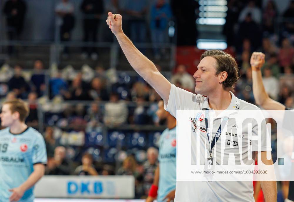 Handball - 1. Bundesliga OPEL HBL - Saison 2026 2027 - 08. Spieltag: HC Erlangen Metropolregion Nürnberg HCE - MT Melsungen - DaMa - - Johannes Sellin ( Trainer HC Erlangen HCE ) lacht Lachen freut sich Freude ballt Faust Fäuste