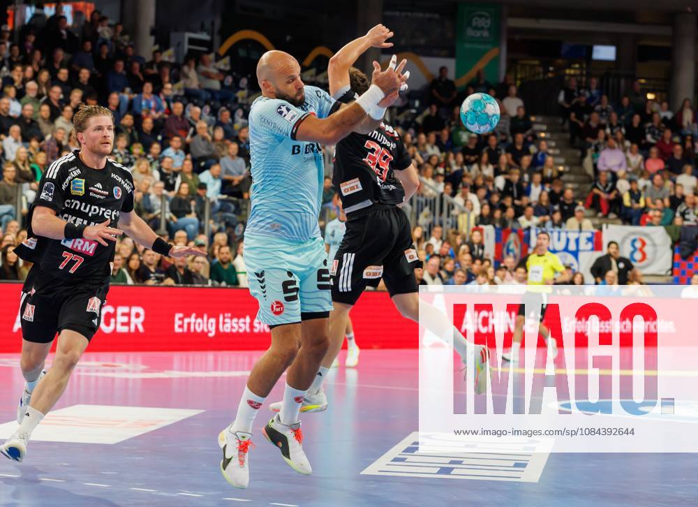 Handball - 1. Bundesliga OPEL HBL - Saison 2026 2027 - 08. Spieltag: HC Erlangen Metropolregion Nürnberg HCE - MT Melsungen - DaMa - - Adrian Sipos (8, MT Melsungen ) fängt Ball nicht