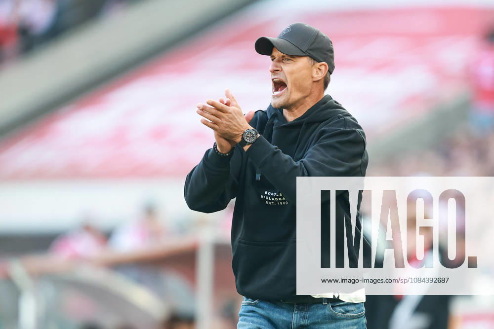 1. Bundesliga - 26 27 - 1. FC Köln - Borussia Mönchengladbach am 11.10.2026 im RheinEnergieSTADION in Köln Trainer Alexander Blessin (Moenchengladbach) ist zufrieden, klatscht, klatschen, applaus, applaudiert