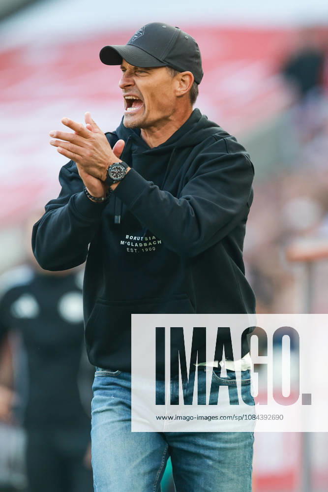 1. Bundesliga - 26 27 - 1. FC Köln - Borussia Mönchengladbach am 11.10.2026 im RheinEnergieSTADION in Köln Trainer Alexander Blessin (Moenchengladbach) ist zufrieden, klatscht, klatschen, applaus, applaudiert