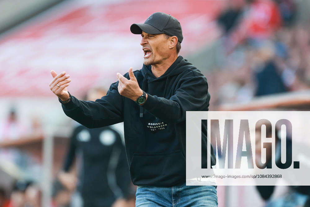 1. Bundesliga - 26 27 - 1. FC Köln - Borussia Mönchengladbach am 11.10.2026 im RheinEnergieSTADION in Köln Trainer Alexander Blessin (Moenchengladbach) gibt lautstark Anweisungen