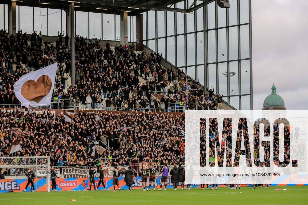 Schlussjubel der Mannschaft ( Pauli ) vor der Nordtribüne Deutschland , Hamburg , Millerntorstadion , Fussball , 2. Bundesliga , FC St Pauli - Karlsruher SC