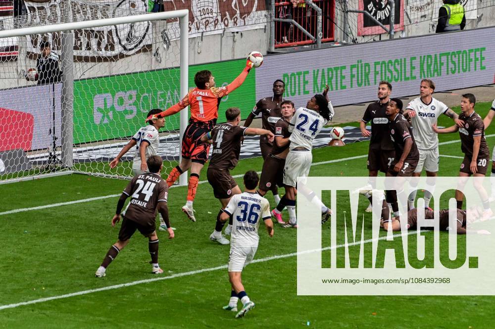 Ben Voll ( Pauli ) faustet den Ball weg 24 Sandro Trémoulet ( KSC ) Deutschland , Hamburg , Millerntorstadion , Fussball , 2. Bundesliga , FC St Pauli - Karlsruher SC