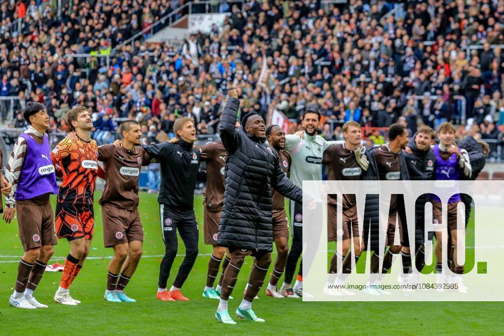 Schlussjubel der Mannschaft Abdoulie Ceesay ( Pauli ) tanzt vor der Südtritbüne Deutschland , Hamburg , Millerntorstadion , Fussball , 2. Bundesliga , FC St Pauli - Karlsruher SC
