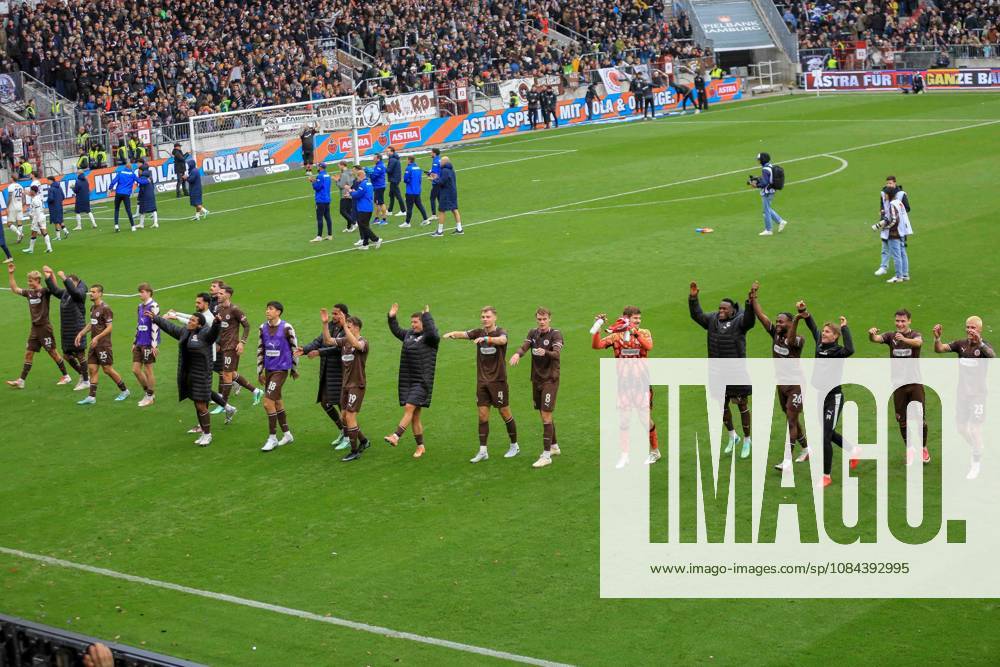 Schlussjubel der Mannschaft ( Pauli ) vor der Hauptritbüne Deutschland , Hamburg , Millerntorstadion , Fussball , 2. Bundesliga , FC St Pauli - Karlsruher SC
