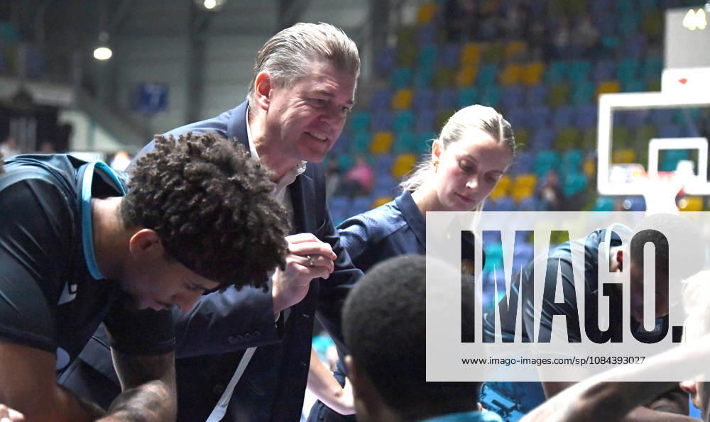 Basketball easyCredit BBL Bundesliga, Frankfurt Skyliners - Veolia Towers Hamburg v.l. Trainer Klaus Perwas (Head Coach, Fraport Skyliners Frankfurt), Mimik, Gestik, Emotion, gibt Anweisungen, energisch, fokussiert Frankfurt am Main