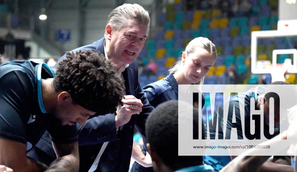 Basketball easyCredit BBL Bundesliga, Frankfurt Skyliners - Veolia Towers Hamburg v.l. Trainer Klaus Perwas (Head Coach, Fraport Skyliners Frankfurt), Mimik, Gestik, Emotion, gibt Anweisungen, energisch, fokussiert Frankfurt am Main