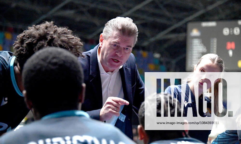 Basketball easyCredit BBL Bundesliga, Frankfurt Skyliners - Veolia Towers Hamburg v.l. Trainer Klaus Perwas (Head Coach, Fraport Skyliners Frankfurt), Mimik, Gestik, Emotion, gibt Anweisungen, energisch, fokussiert Frankfurt am Main