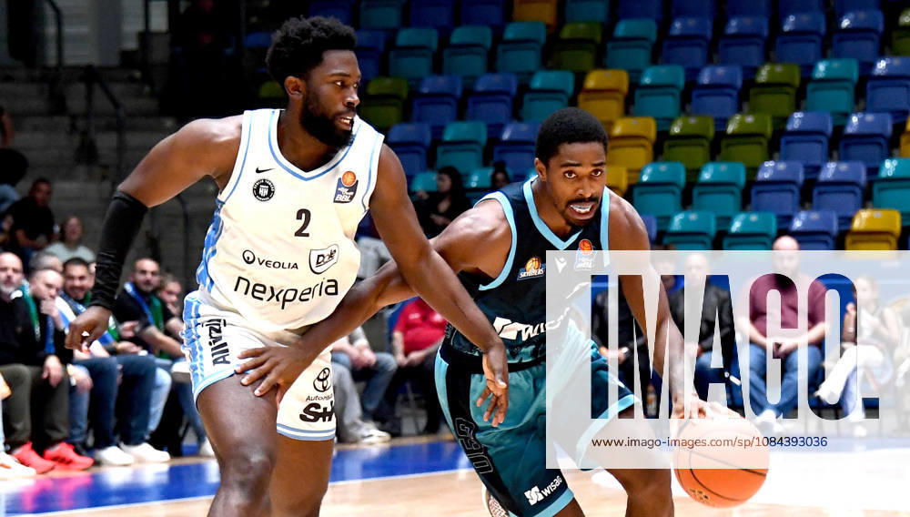 Basketball easyCredit BBL Bundesliga, Frankfurt Skyliners - Veolia Towers Hamburg v.l. William Christmas (Fraport Skyliners Frankfurt), Noah Thomasson (Veolia Towers Hamburg), Zweikampf, Duell Frankfurt am Main