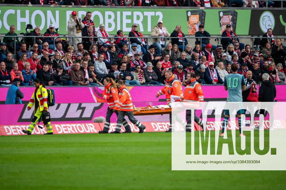 Deutschland: 1.Bundesliga 2026 2027, 5. Spieltag, 1.FC Köln vs Borussia Mönchengladbach, Sonntag, 11.10.2026 RheinEnergie-Stadion (Köln-Nordrhein-Westfalen): Ellyes Skhiri (1.FC Köln, 6) liegt mit Schmerzen auf dem Spielfeld und muss behandelt werden Köln RheinEnergier-Stadion, Köln Deutschland