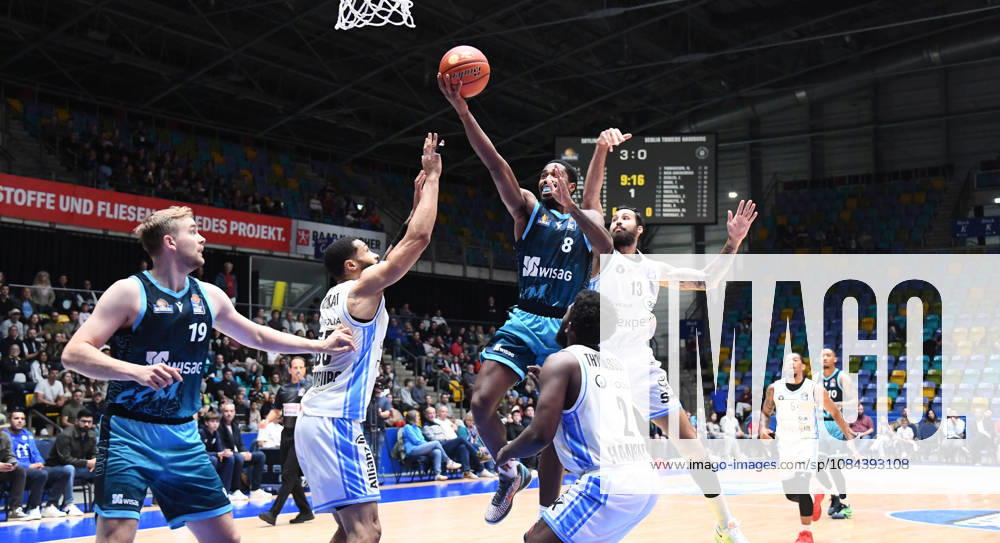 Basketball easyCredit BBL Bundesliga, Frankfurt Skyliners - Veolia Towers Hamburg v.l. William Christmas (Fraport Skyliners Frankfurt), Till Pape (Fraport Skyliners Frankfurt), David Muenkat (Veolia Towers Hamburg), Noah Thomasson (Veolia Towers Hamburg), Martin Breunig (Veolia Towers Hamburg), Wurf, Zweikampf, Duell Frankfurt am Main