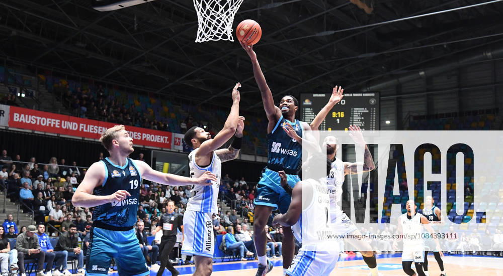 Basketball easyCredit BBL Bundesliga, Frankfurt Skyliners - Veolia Towers Hamburg v.l. William Christmas (Fraport Skyliners Frankfurt), Till Pape (Fraport Skyliners Frankfurt), David Muenkat (Veolia Towers Hamburg), Noah Thomasson (Veolia Towers Hamburg), Martin Breunig (Veolia Towers Hamburg), Wurf, Zweikampf, Duell Frankfurt am Main