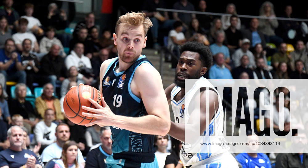 Basketball easyCredit BBL Bundesliga, Frankfurt Skyliners - Veolia Towers Hamburg v.l. Till Pape (Fraport Skyliners Frankfurt), Noah Thomasson (Veolia Towers Hamburg), Zweikampf, Duell Frankfurt am Main
