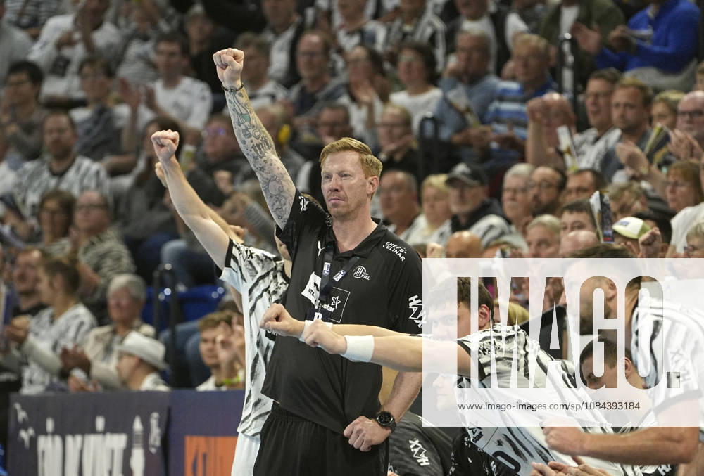Foto : Jubel nach dem Schlußpfiff bei den Spielern vom THW , hier Kiels Trainer Börge LUND Handball Herren 1. Bundesliga 8. Spieltag am So. 11.10.2026 THW Kiel - HCH Hamburg