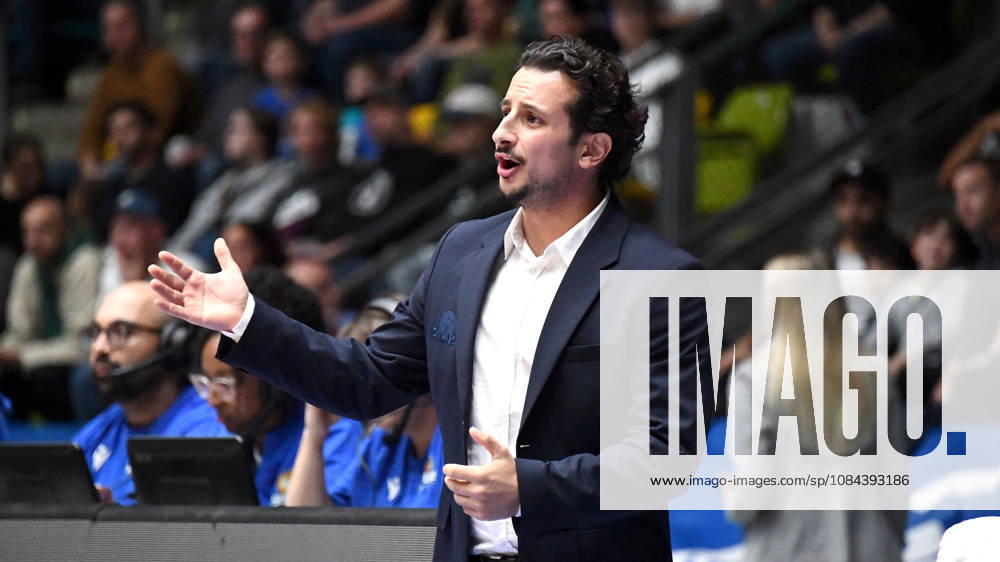 Basketball easyCredit BBL Bundesliga, Frankfurt Skyliners - Veolia Towers Hamburg v.l. Sepehr Tarrah (Fraport Skyliners Frankfurt), Mimik, Gestik, Emotion, Anweisungen Frankfurt am Main