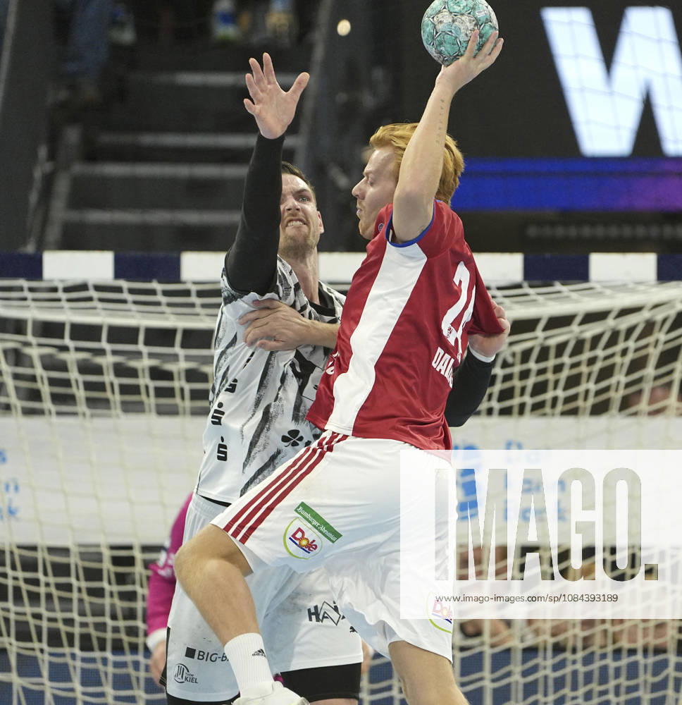 Foto : Nicolai DALING ( Hamburg ) wirft gegen Hendrik Pekeler (Kiel) Handball Herren 1. Bundesliga 8. Spieltag am So. 11.10.2026 THW Kiel - HCH Hamburg