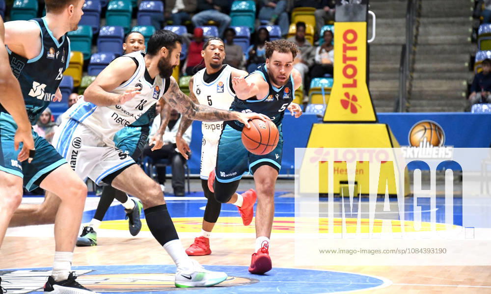 Basketball easyCredit BBL Bundesliga, Frankfurt Skyliners - Veolia Towers Hamburg v.l. Race Thompson (Fraport Skyliners Frankfurt), Martin Breunig (Veolia Towers Hamburg), Zweikampf, Duell Frankfurt am Main