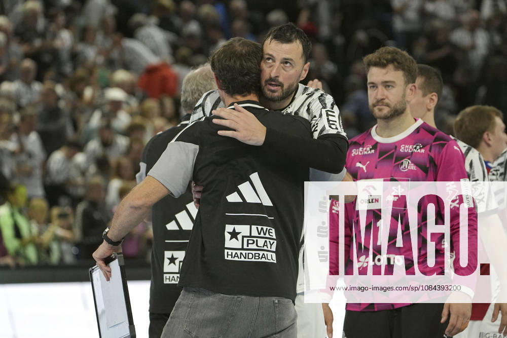 Foto : Trost nach dem Schlusspfiff , Domagoj Duvnjak (Kiel) und Hamburgs Trainer Torsten Toto Jansen Handball Herren 1. Bundesliga 8. Spieltag am So. 11.10.2026 THW Kiel - HCH Hamburg