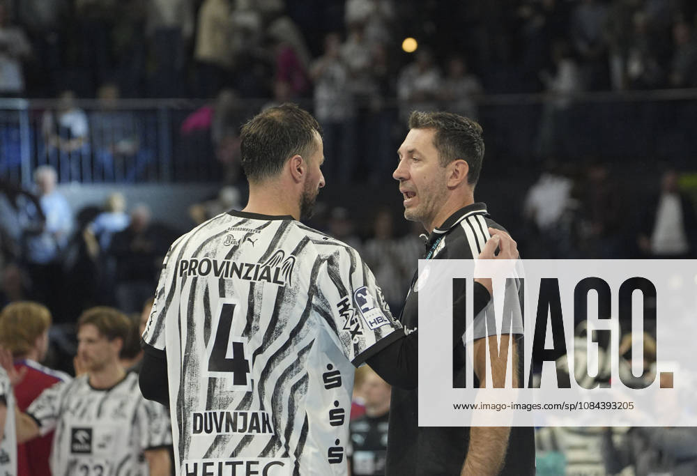 Foto : Trost nach dem Schlusspfiff , Domagoj Duvnjak (Kiel) und rechts ... Co-Trainer Blazenko Lackovic Hamburg ) Handball Herren 1. Bundesliga 8. Spieltag am So. 11.10.2026 THW Kiel - HCH Hamburg