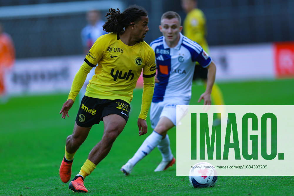 GC Zürich gegen BSC Young Boys Brack Super League 11. Oktober 2026 Isaac Schmidt (22, BSC Young Boys, li.) und Samuel Krasniqi (17, Grasshopper Club Zürich) im Spiel der Brack Super League zwischen dem Grasshopper Club Zürich (GCZ) und dem BSC Young Boys (YB) am 11. Oktober 2026 im Stadion Letzigrund in Zürich, Schweiz. Zürich Stadion Letzigrund Zürich Schweiz