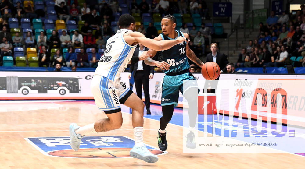 Basketball easyCredit BBL Bundesliga, Frankfurt Skyliners - Veolia Towers Hamburg v.l. Judah Mintz (Fraport Skyliners Frankfurt), David Muenkat (Veolia Towers Hamburg), Zweikampf, Duell Frankfurt am Main