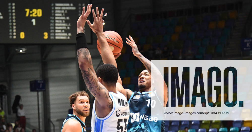 Basketball easyCredit BBL Bundesliga, Frankfurt Skyliners - Veolia Towers Hamburg v.l. Judah Mintz (Fraport Skyliners Frankfurt), David Muenkat (Veolia Towers Hamburg), Wurf, Zweikampf, Duell, Block Frankfurt am Main