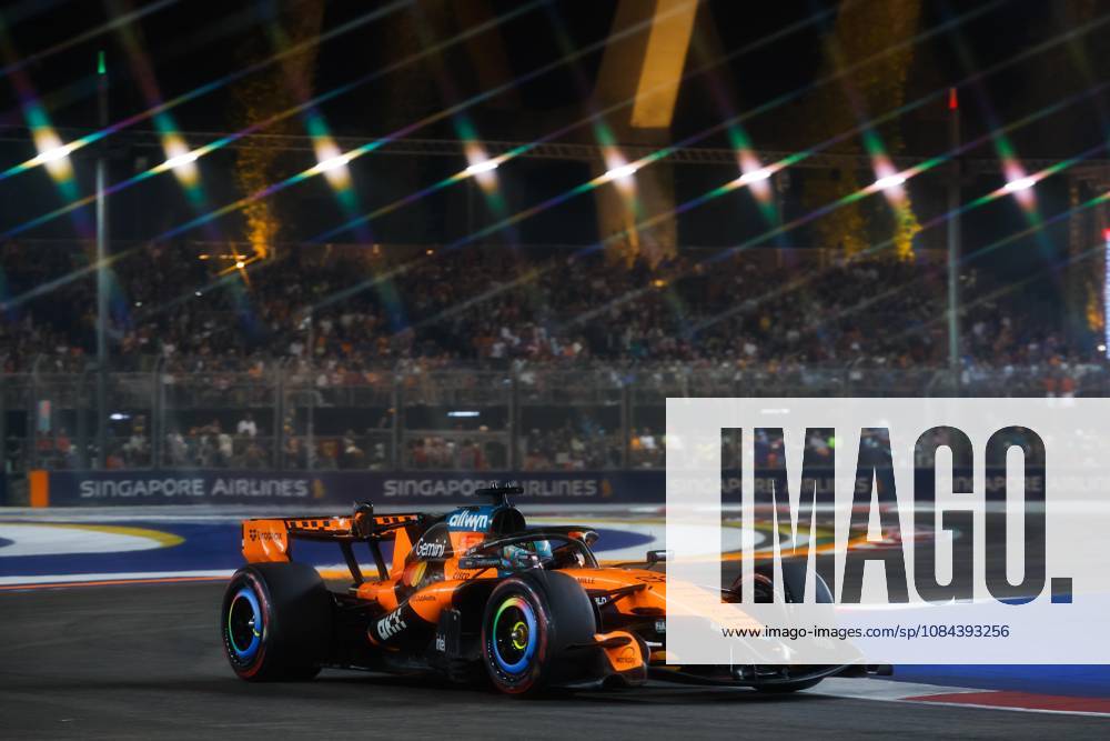 81 PIASTRI Oscar (aus), McLaren F1 Team MCL40, action Singapore 2026 81 PIASTRI Oscar (aus), McLaren F1 Team MCL40, action 01 NORRIS Lando (gbr), McLaren F1 Team MCL40, action Singapore 2026 Singapore
