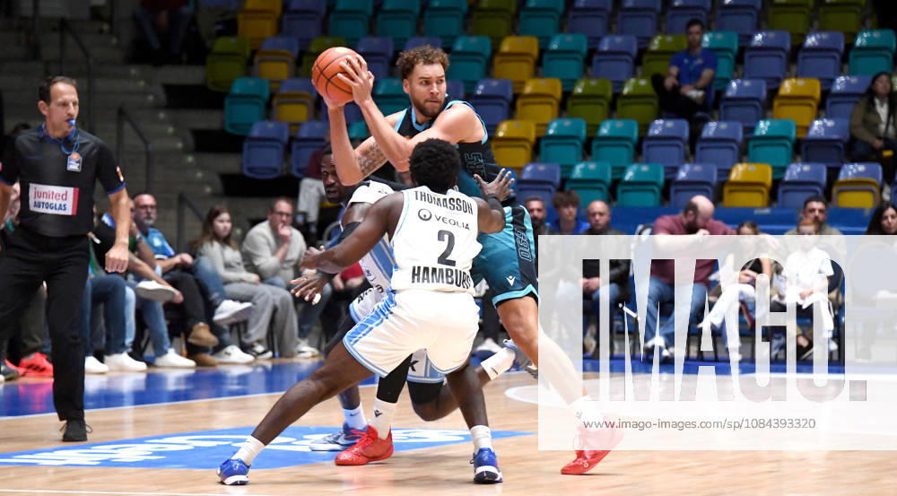 Basketball easyCredit BBL Bundesliga, Frankfurt Skyliners - Veolia Towers Hamburg v.l. Race Thompson (Fraport Skyliners Frankfurt), Noah Thomasson (Veolia Towers Hamburg), Zweikampf, Duell Frankfurt am Main