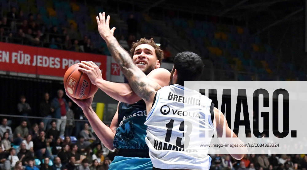 Basketball easyCredit BBL Bundesliga, Frankfurt Skyliners - Veolia Towers Hamburg v.l. Race Thompson (Fraport Skyliners Frankfurt), Martin Breunig (Veolia Towers Hamburg), Zweikampf, Duell Frankfurt am Main