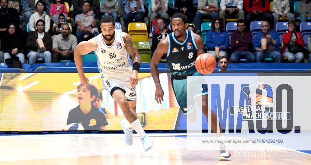 Basketball easyCredit BBL Bundesliga, Frankfurt Skyliners - Veolia Towers Hamburg v.l. William Christmas (Fraport Skyliners Frankfurt), David Muenkat (Veolia Towers Hamburg), Zweikampf, Duell, Sprint Frankfurt am Main