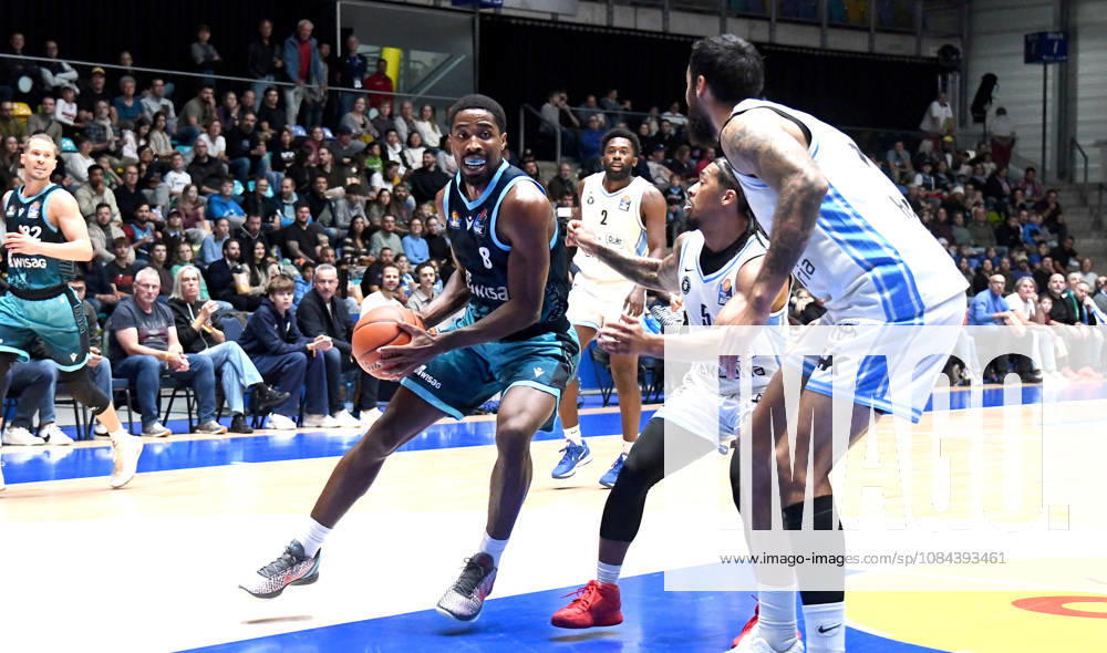 Basketball easyCredit BBL Bundesliga, Frankfurt Skyliners - Veolia Towers Hamburg v.l. William Christmas (Fraport Skyliners Frankfurt), Zsombor Maronka (Veolia Towers Hamburg), Zweikampf, Duell Frankfurt am Main
