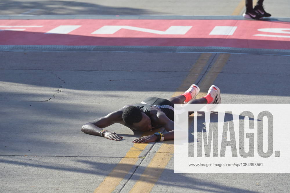 Chicago Marathon 2026 CHICAGO, ILLINOIS - OCTOBER 11: Kenyan runner Amos Kipruto crosses the finish line to win the men s professional division at the 48th Bank of America Chicago Marathon in Chicago, United States on October 11, 2026. Over 55,000 participants competed in the 26.2-mile course starting and finishing in Grant Park. Jacek Boczarski Anadolu Chicago United States. Editorial use only. Please get in touch for any other usage.
