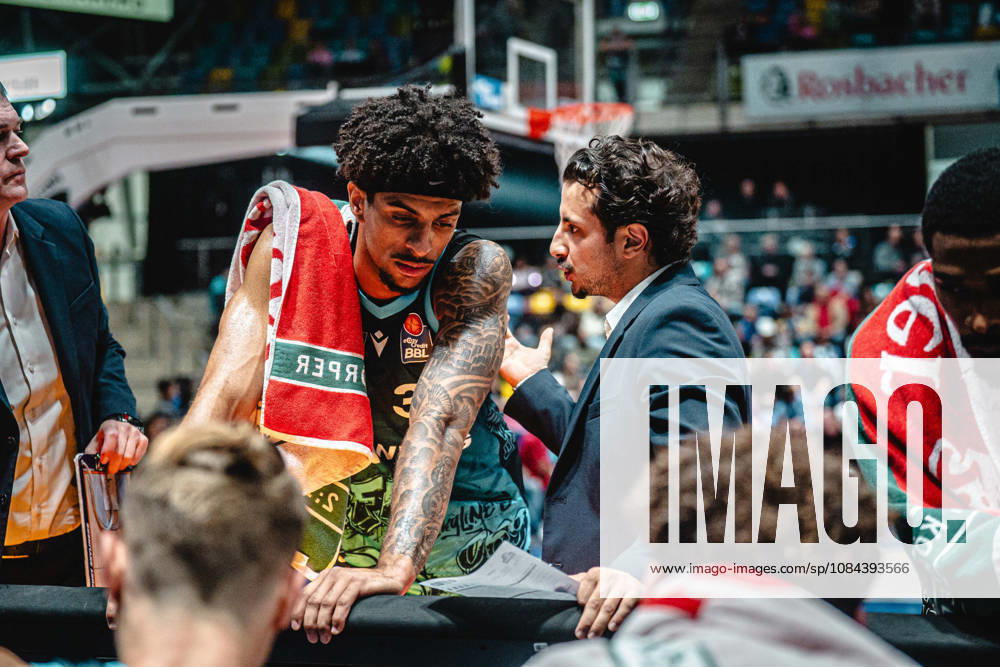 Basketball easyCredit BBL Bundesliga, Frankfurt Skyliners - Veolia Towers Hamburg Roman Bedime (Skyliners Frankfurt) mit Sepehr Tahar Frankfurt am Main
